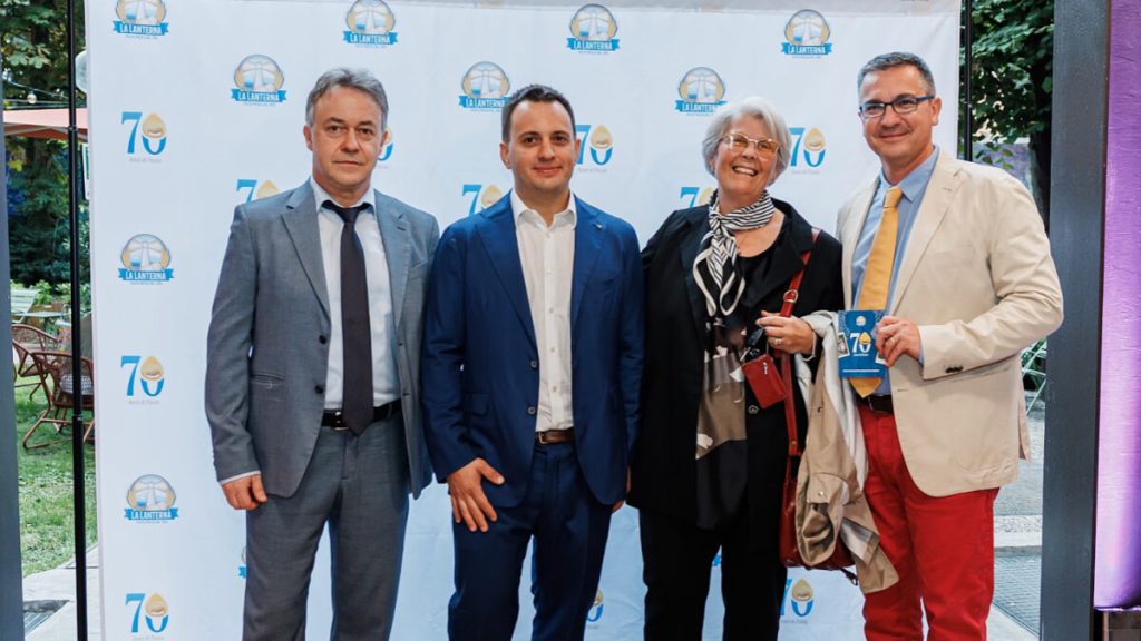 Flavia Valentini con i responsabili del Pastificio La Lanterna, produttore ufficiale degli Imbutini De.Co. di Ozzano dell'Emilia