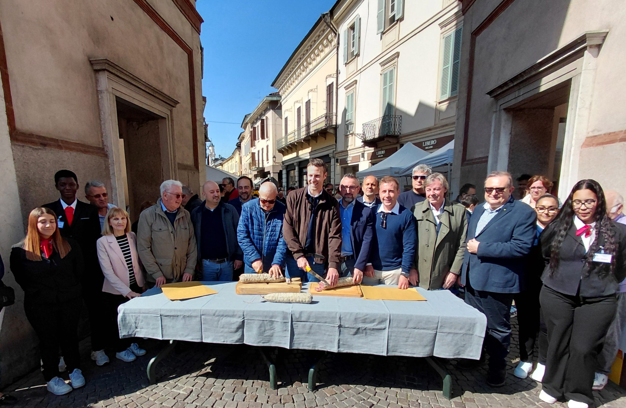 Il Sindaco taglia il Salame Nobile Cremasco De.Co. alla festa di Crema di aprile 2026.
