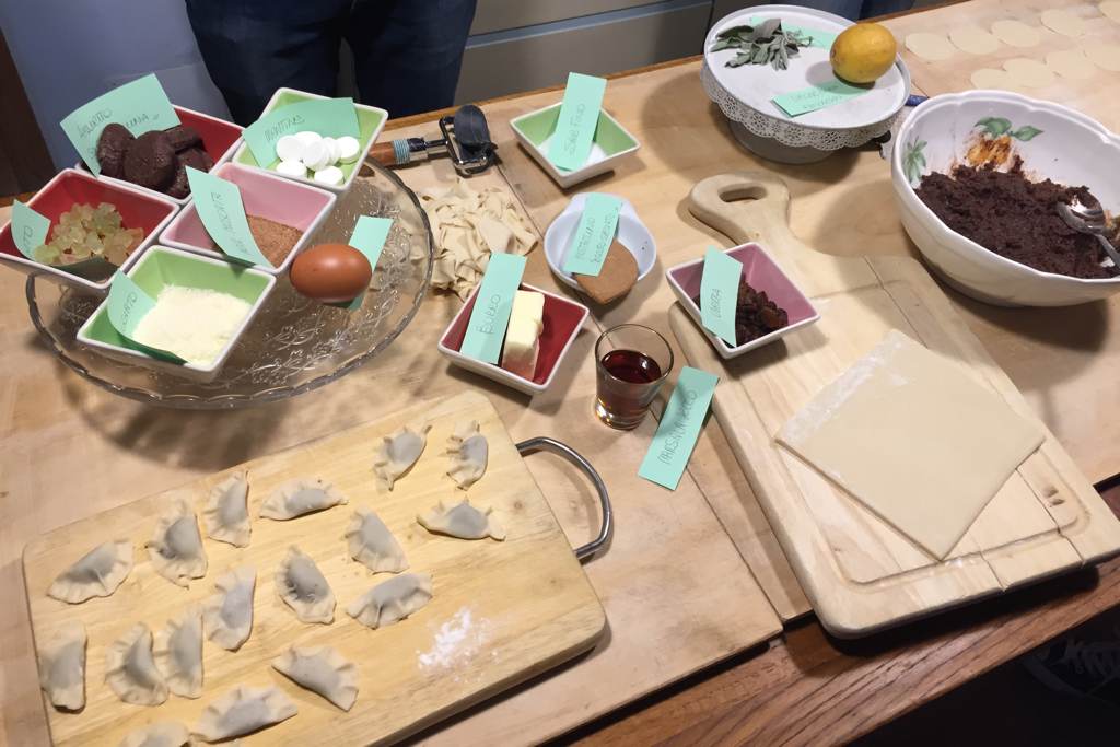 Tortelli Cremaschi fatti a mano con ingredienti del ripieno tradizionale