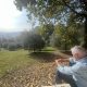 Uomo osserva una distesa di ulivi De.Co. di Murisengo Monferrato
