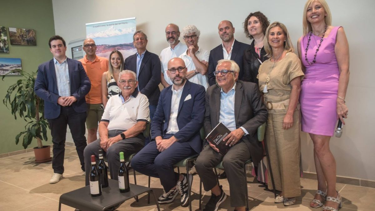 SCATTO CHE RITRAE I PROTAGONISTI DELL'EVENTO SUL PALCO. DI EDO PRANDO.