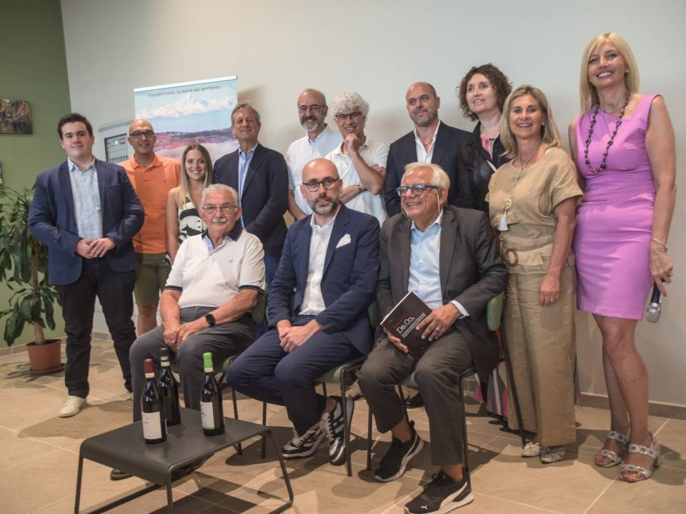 SCATTO CHE RITRAE I PROTAGONISTI DELL'EVENTO SUL PALCO. DI EDO PRANDO.