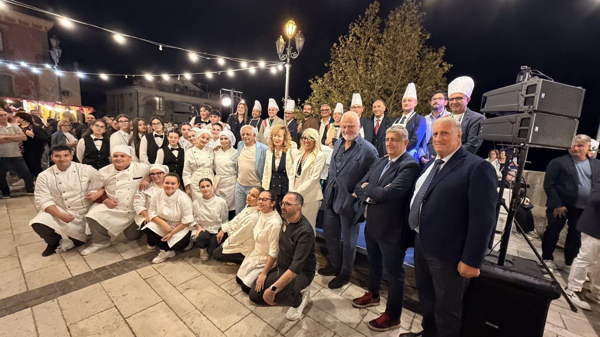 Scatto con tutti i protagonisti dell'evento: amministrazioni, associazioni e produttori
