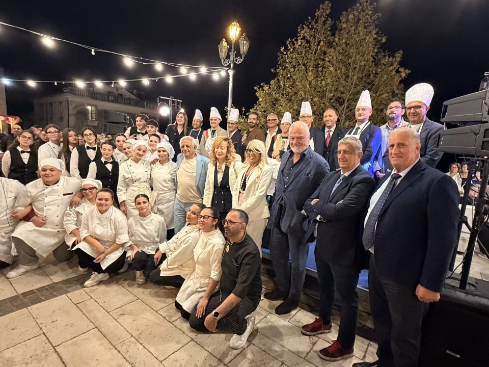 Scatto con tutti i protagonisti dell'evento: amministrazioni, associazioni e produttori