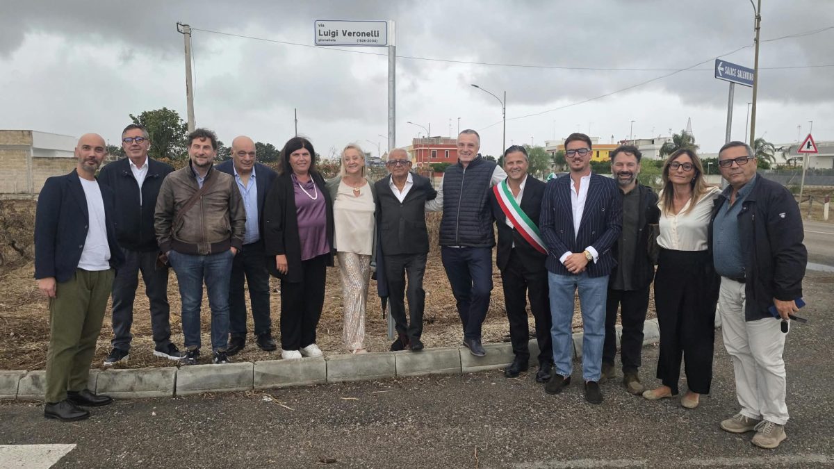 Protagonisti dell'evento davanti al palo segnaletico dedicato a Luigi Veronelli