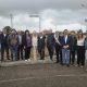 Protagonisti dell'evento davanti al palo segnaletico dedicato a Luigi Veronelli