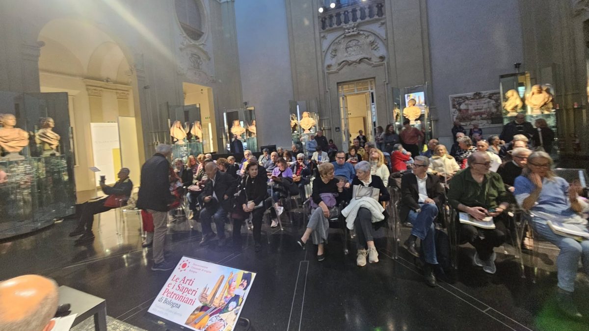 Scatto della sala gremita di partecipanti all'evento