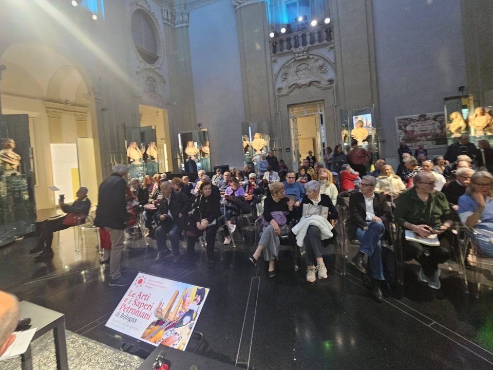 Scatto della sala gremita di partecipanti all'evento